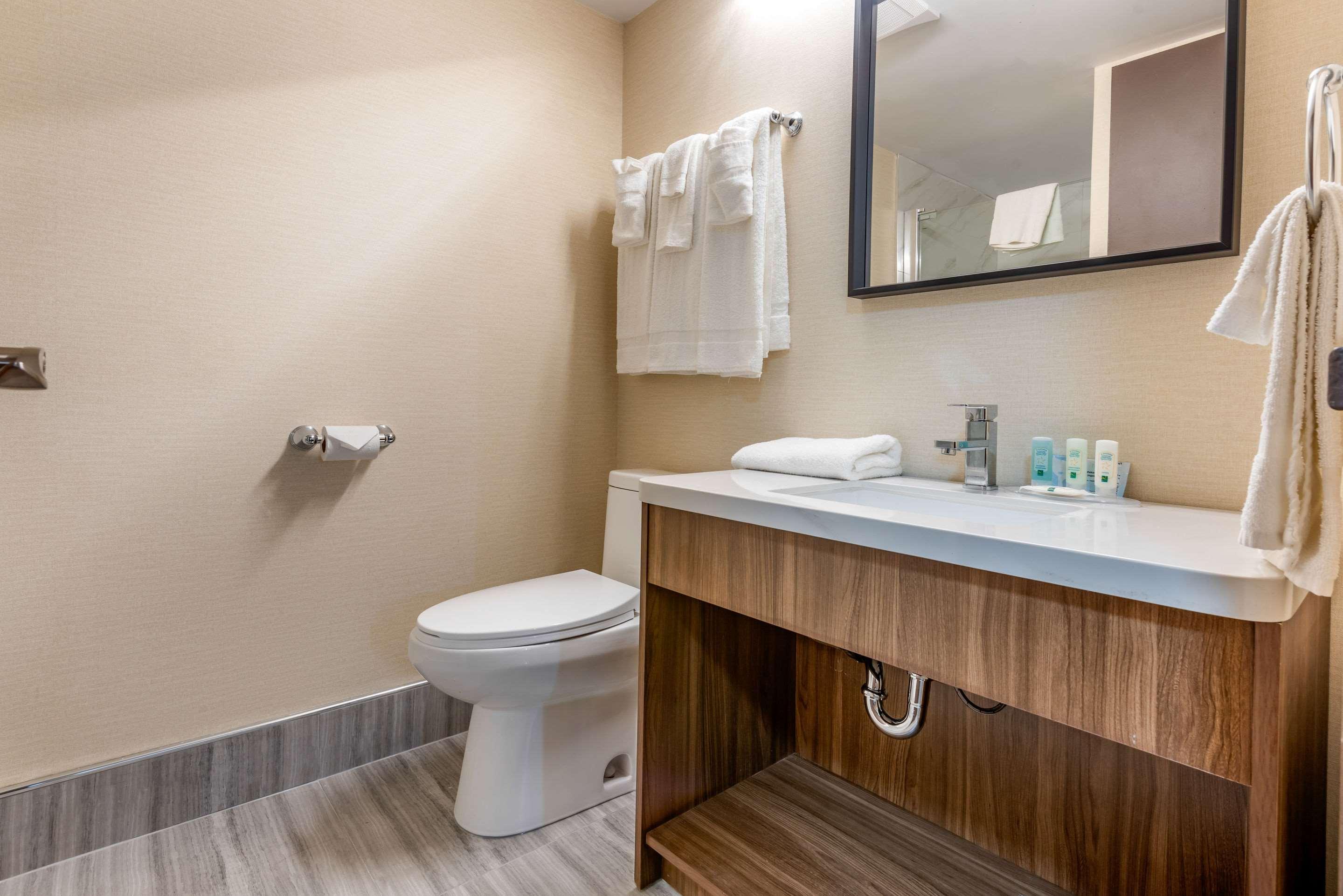 Quality Inn & Suites Niagara Falls Exterior photo