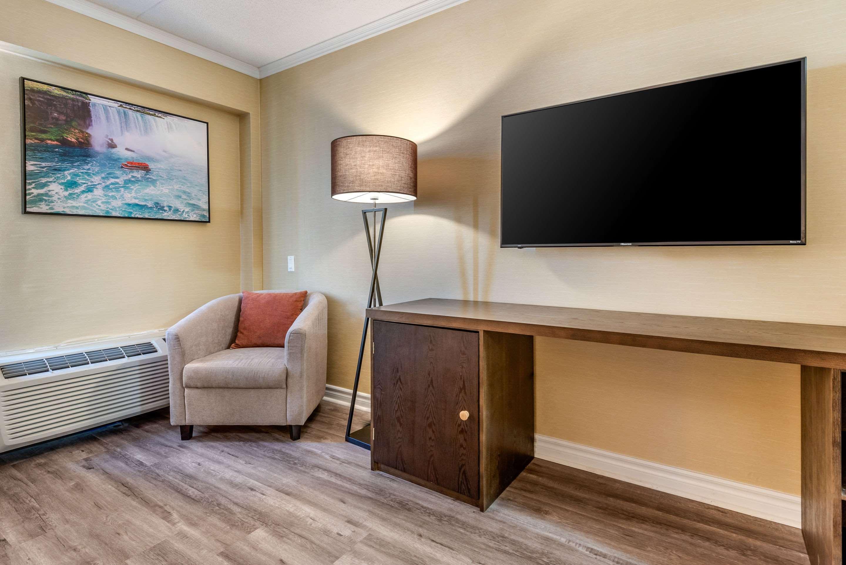 Quality Inn & Suites Niagara Falls Exterior photo