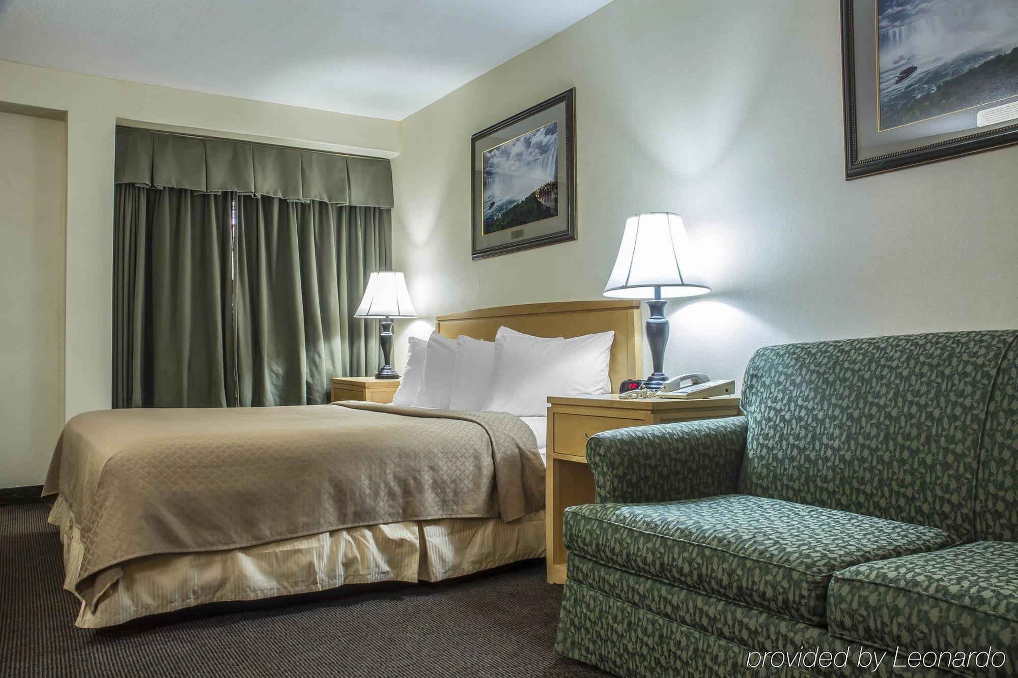Quality Inn & Suites Niagara Falls Exterior photo