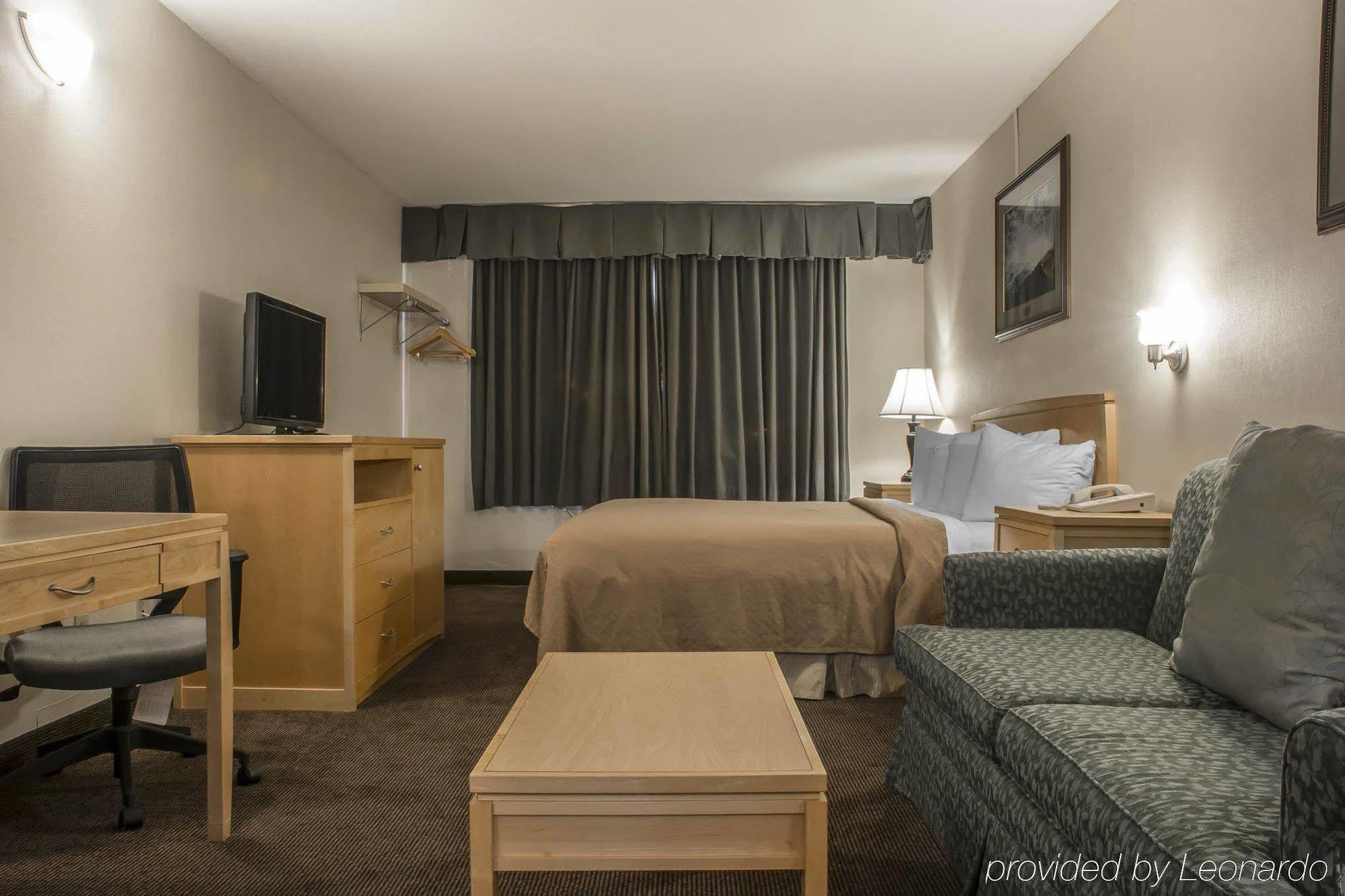 Quality Inn & Suites Niagara Falls Exterior photo