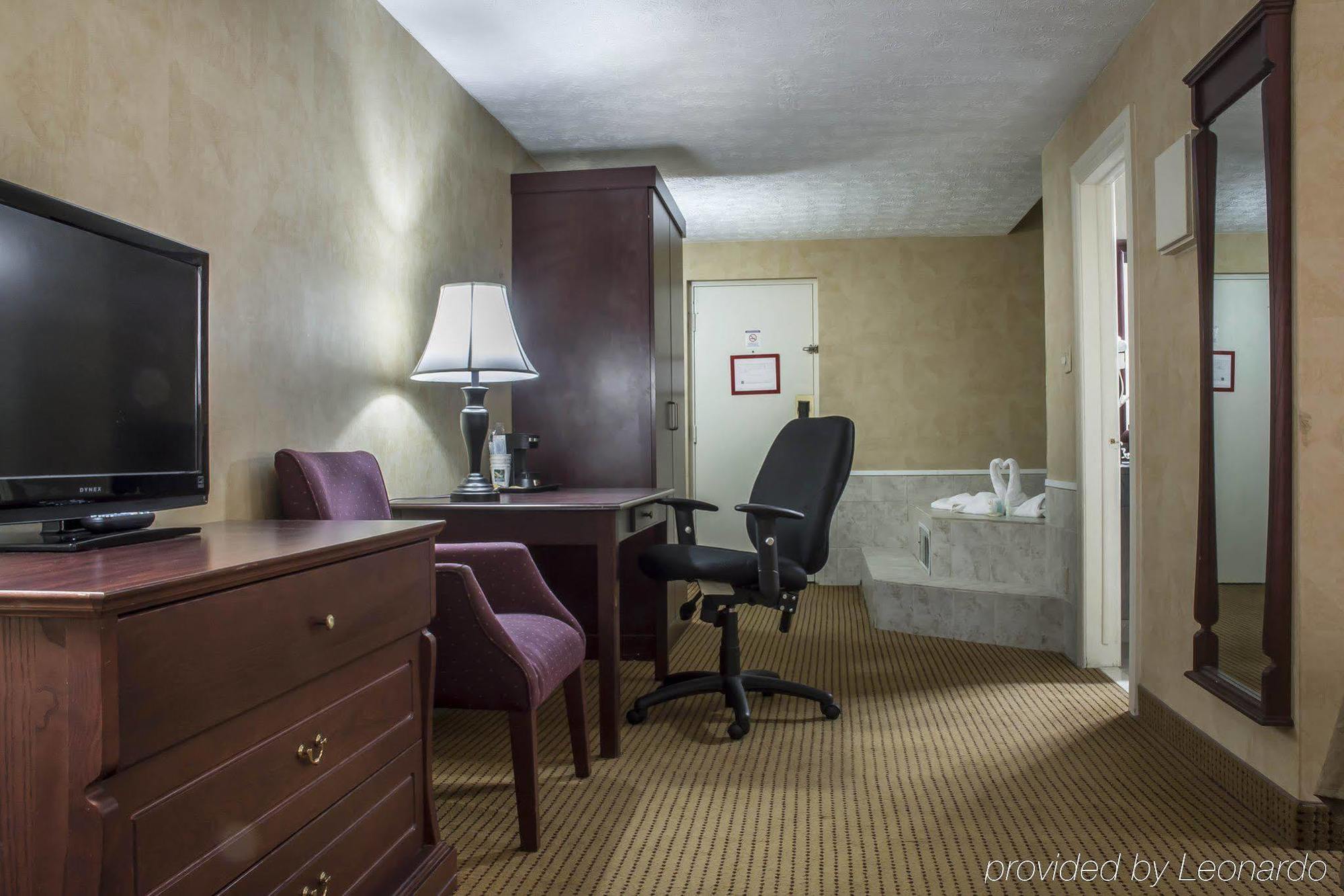 Quality Inn & Suites Niagara Falls Exterior photo